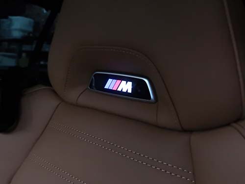 ヘッドレストMエンブレムを発光させる