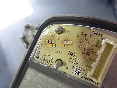 デイライト用LEDの発熱により、導光用アクリルが焼損・変色してしまうことが原因