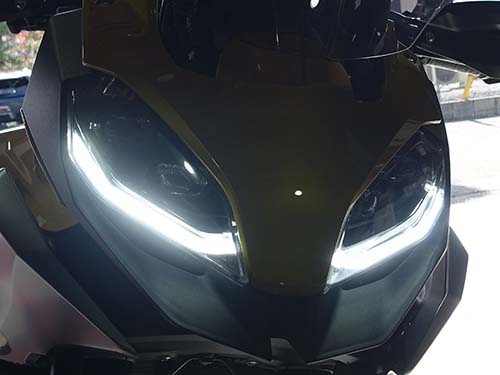 BMW F900XR(K84)へオートマチックデイライト有効化