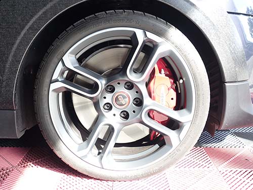 ホイールの裏側までしっかり洗浄し、ダスト汚れをリフレッシュ