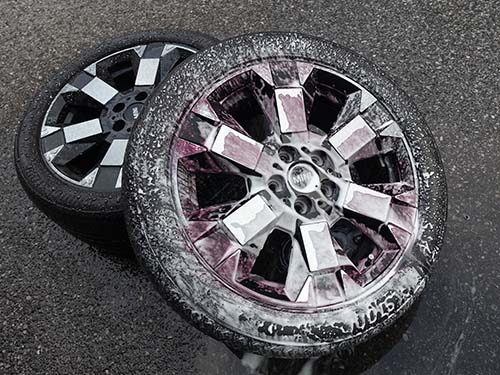 アルミホイールの裏側まで丁寧に洗浄