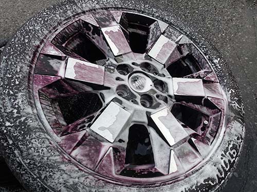 アルミホイールの裏側まで丁寧に洗浄