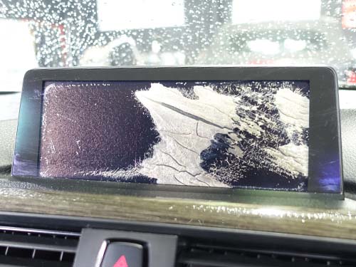 モニター表面ガラスと内部液晶の間にある接着層が経年劣化することで起こる症状