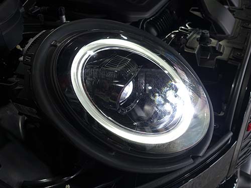 ヘッドライトレンズに発生した細かなクラック（ひび割れ状劣化）が気になる