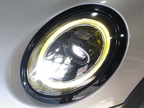 ヘッドライトレンズ表面に、細かなクラック（ひび割れ状劣化）が多数確認できる状態