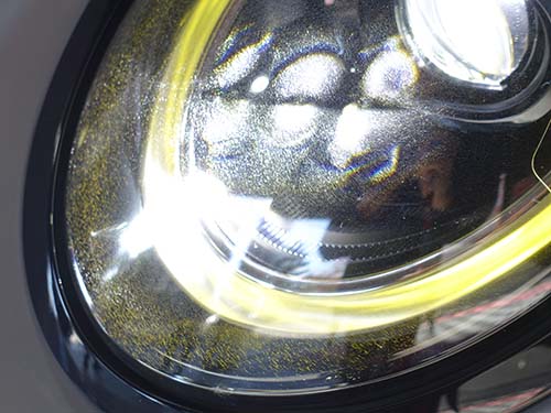 ヘッドライトレンズ表面に、細かなクラック（ひび割れ状劣化）が多数確認できる状態