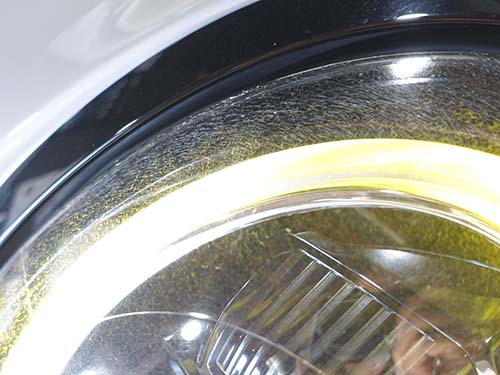 ヘッドライトレンズ表面に、細かなクラック（ひび割れ状劣化）が多数確認できる状態