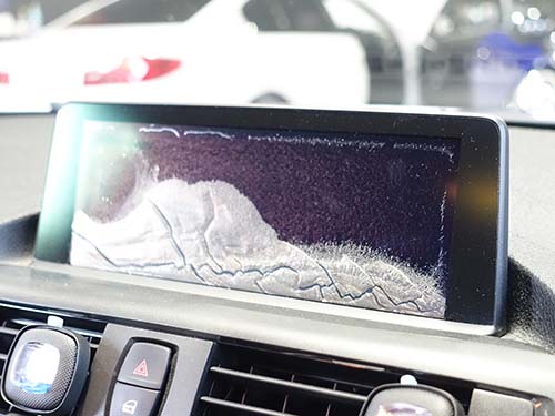 ディスプレイ内部に気泡が発生し、画面全体が白く濁って見づらい状態