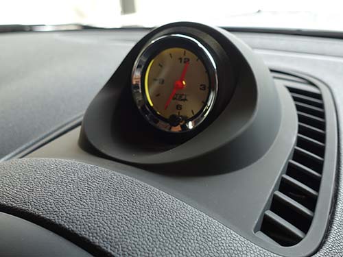 バックライト色はゴールドを選択され、夜間は品のあるクラシックな雰囲気を演出