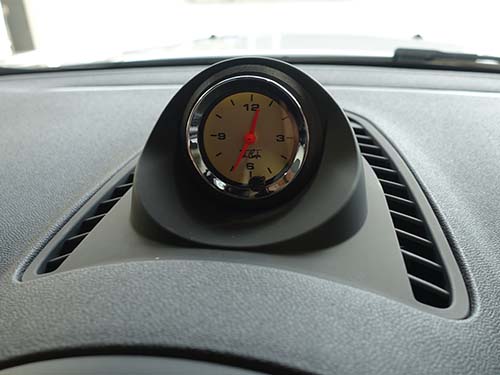 「両面テープで貼るだけ」の簡易型とは異なり、しっかり固定でき、見た目の質感も高いのが大きなメリット