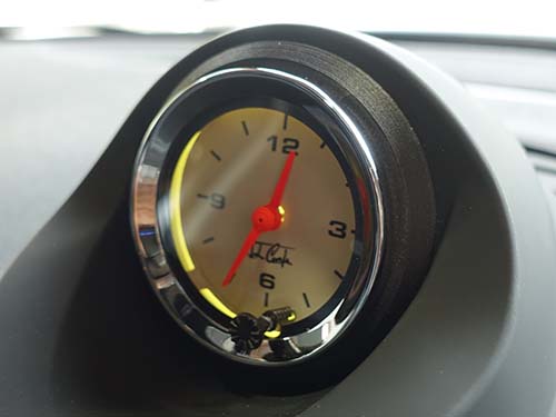 バックライト色はゴールドを選択され、夜間は品のあるクラシックな雰囲気を演出