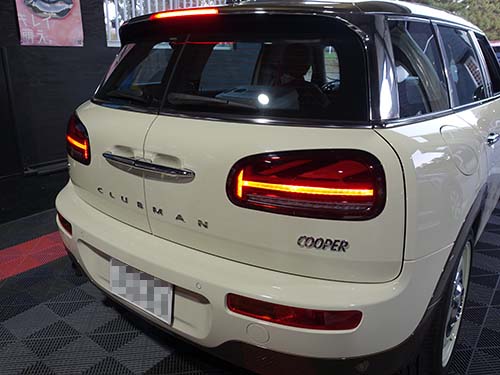 F54は前期と後期でブレーキランプの発光位置が異なります