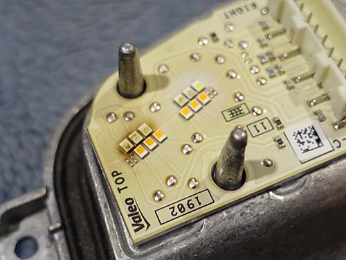 デイライトLEDの発熱によって導光アクリルが焼けてしまうことが主な原因