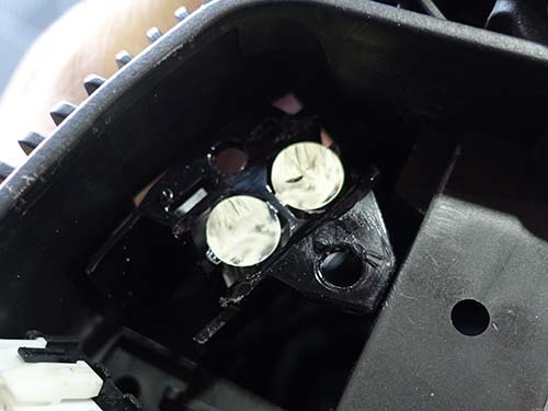 焼けて茶色くなったアクリル導光部を丁寧に研磨・再生