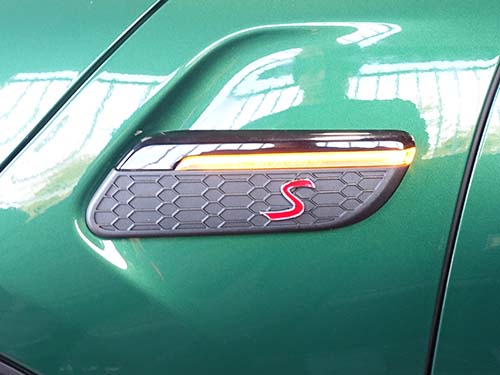 MINI F56 サイドフラッシャーをLCI2モデル用純正パーツへ交換