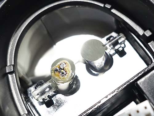 LEDモジュールの発熱によりアクリルが焼けて溶ける現象