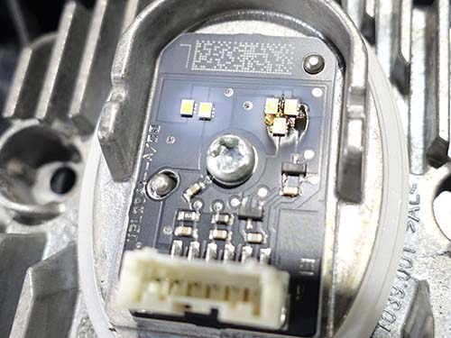 LEDモジュールの発熱によりアクリルが焼けて溶ける現象