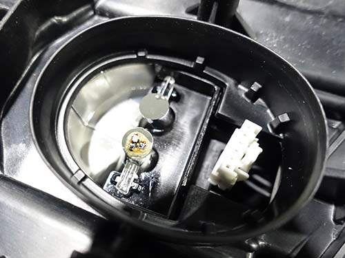 LEDモジュールの発熱によりアクリルが焼けて溶ける現象