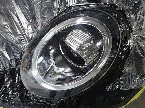 ヘッドライトレンズ表面に発生したクラック(ひび割れ)