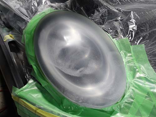 サンドペーパーの番手を細かくしながらレンズ表面を均一に整えていきます