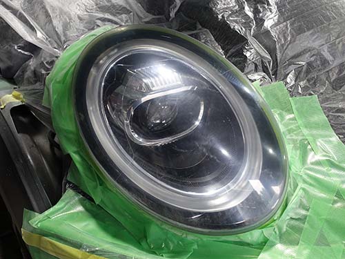 サンドペーパーの番手を細かくしながらレンズ表面を均一に整えていきます