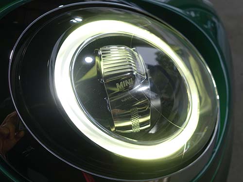 研磨後は点灯状態を確認し、光の乱れがないかを最終チェック