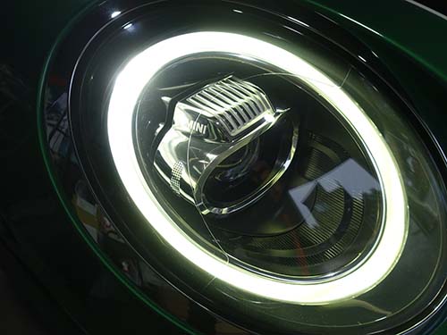 研磨後は点灯状態を確認し、光の乱れがないかを最終チェック