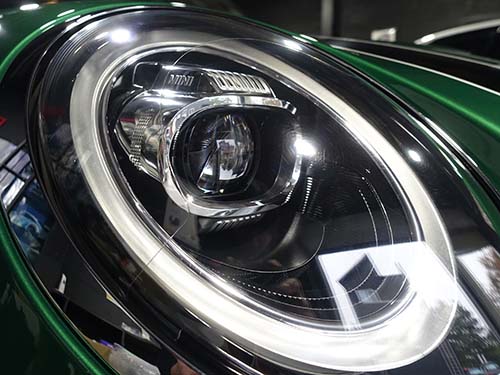 新車時のようなクリアで美しいヘッドライトへと復活
