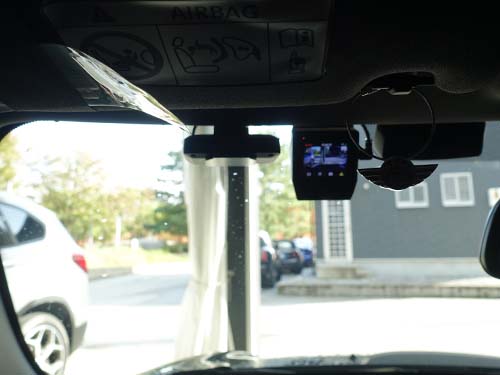 ユピテルの指定店モデルである レーザー/レーダー探知機 ZK3100 を装着