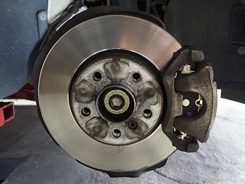 低ダストタイプのDIXCEL Mタイプを装着