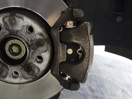 低ダストタイプのDIXCEL Mタイプを装着