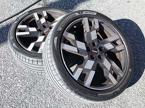 純正ブレーキパッド特有の大量のブレーキダストにより、ホイールがすぐ黒く汚れてしまう状態