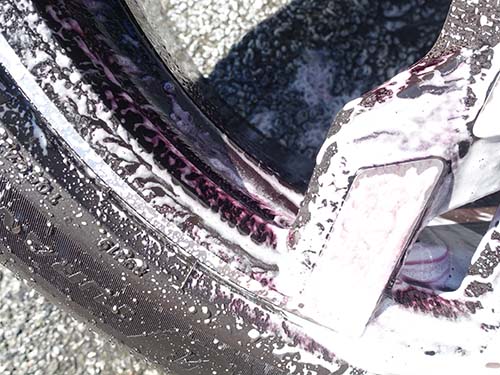 ホイールを外したタイミングで 裏側まで徹底洗浄