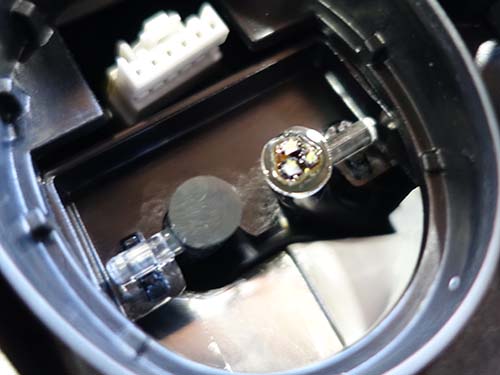 導光アクリルが溶けてLEDチップが張り付いている状態