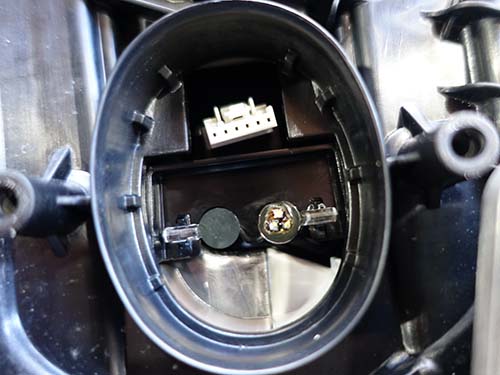 導光アクリルが溶けてLEDチップが張り付いている状態