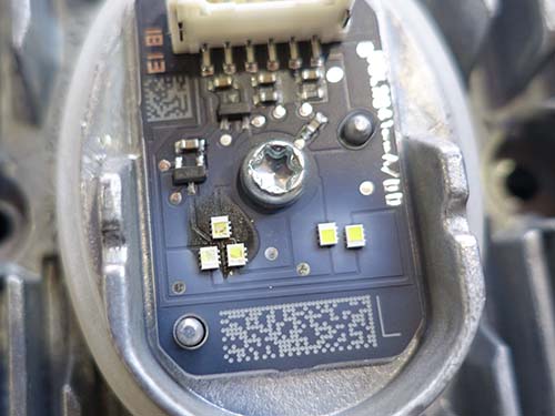 LEDモジュールの発熱によりアクリル導光体が焼損する典型症状