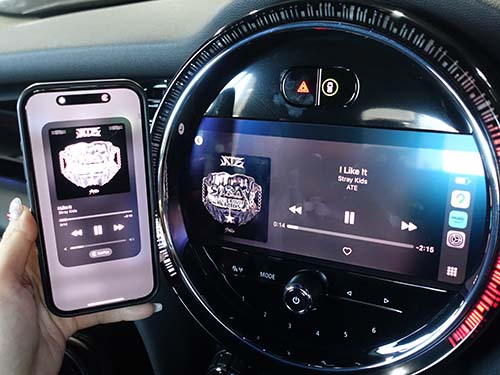 LCI2モデルのため、CarPlayは 標準でフルスクリーン表示に対応