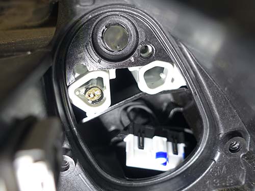 デイライト用LEDの発熱によって導光用アクリルが焼損してしまうことが原因