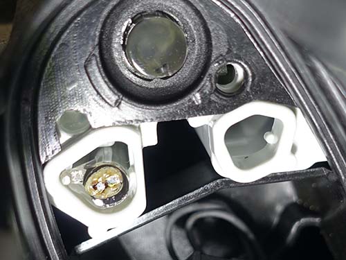 LED素子がアクリルに付着してしまっている状態