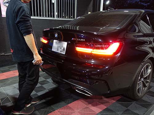 スマートオープナー（足元非接触操作）による自動開閉