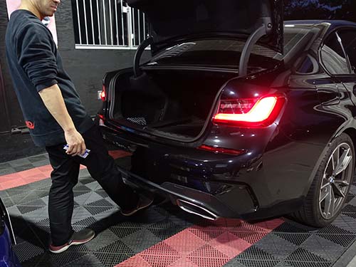 スマートオープナー（足元非接触操作）による自動開閉