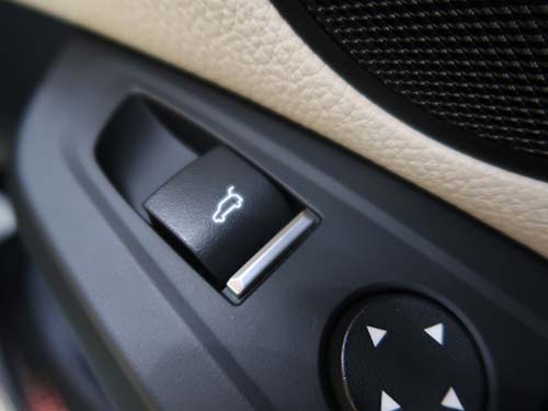 運転席ドアのトランクリッドスイッチでワンタッチクローズ