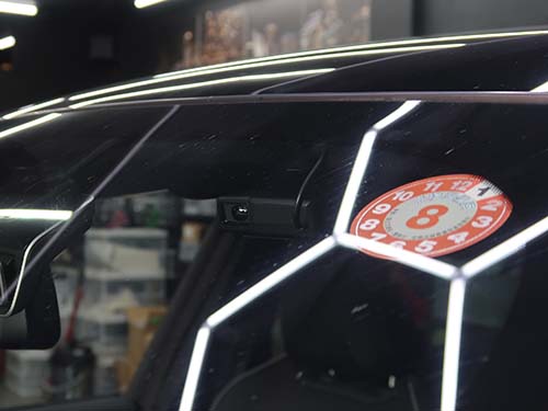 レーザー受光部は 助手席側フロントウインドウ上部 へ配置