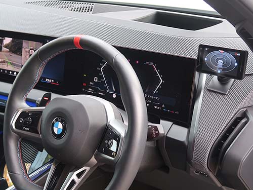 センターディスプレイ右側のダッシュボード上 に設置