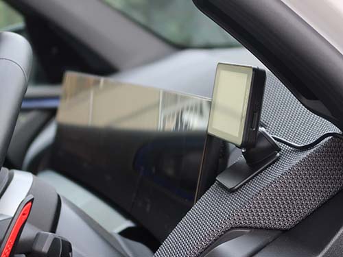 センターディスプレイ右側のダッシュボード上 に設置