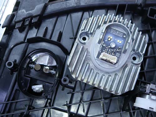 運転席側のヘッドライトでは デイライト内側が茶色く変色し、暗くなる症状