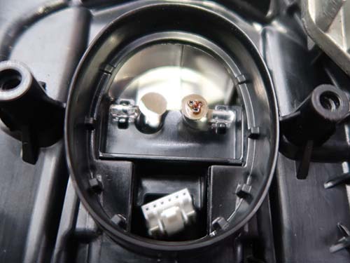 デイライトLEDモジュールの発熱がアクリル導光部へ直接伝わることによって溶解が進む不具合