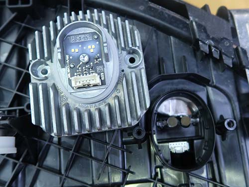 アクリルを数ミリ切削し、LEDチップとの距離を確保する予防処置