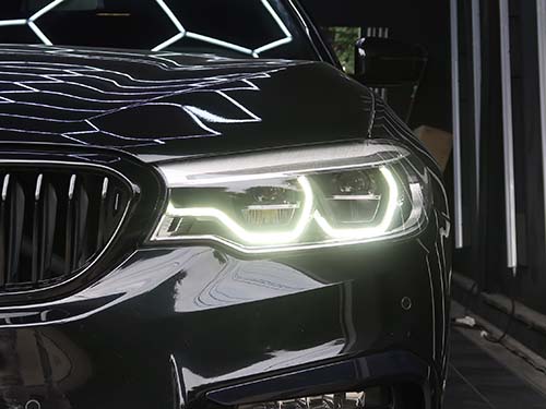 助手席側も今までどおり 明るく白いデイライトのまま で維持