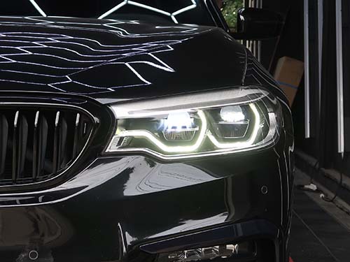 助手席側も今までどおり 明るく白いデイライトのまま で維持